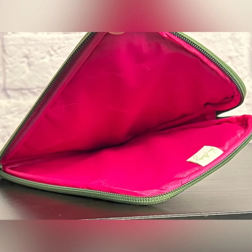 *NWT* Vera Bradley Neoprene Medium Tablet Sleeve in Olivia Pink
